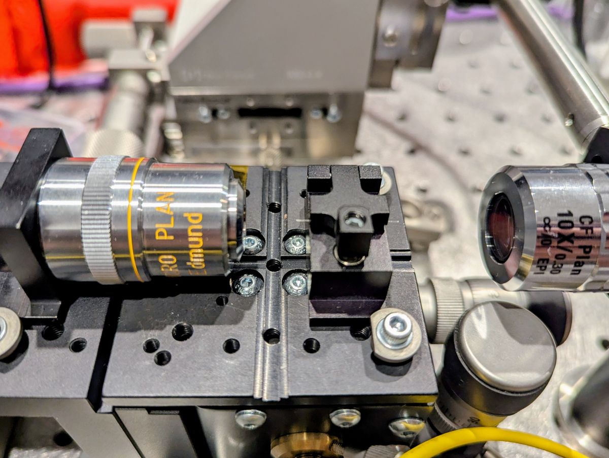 Clear view of fiber in clamp